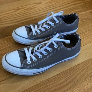 Converse gray sneakers sz 8 like new!!